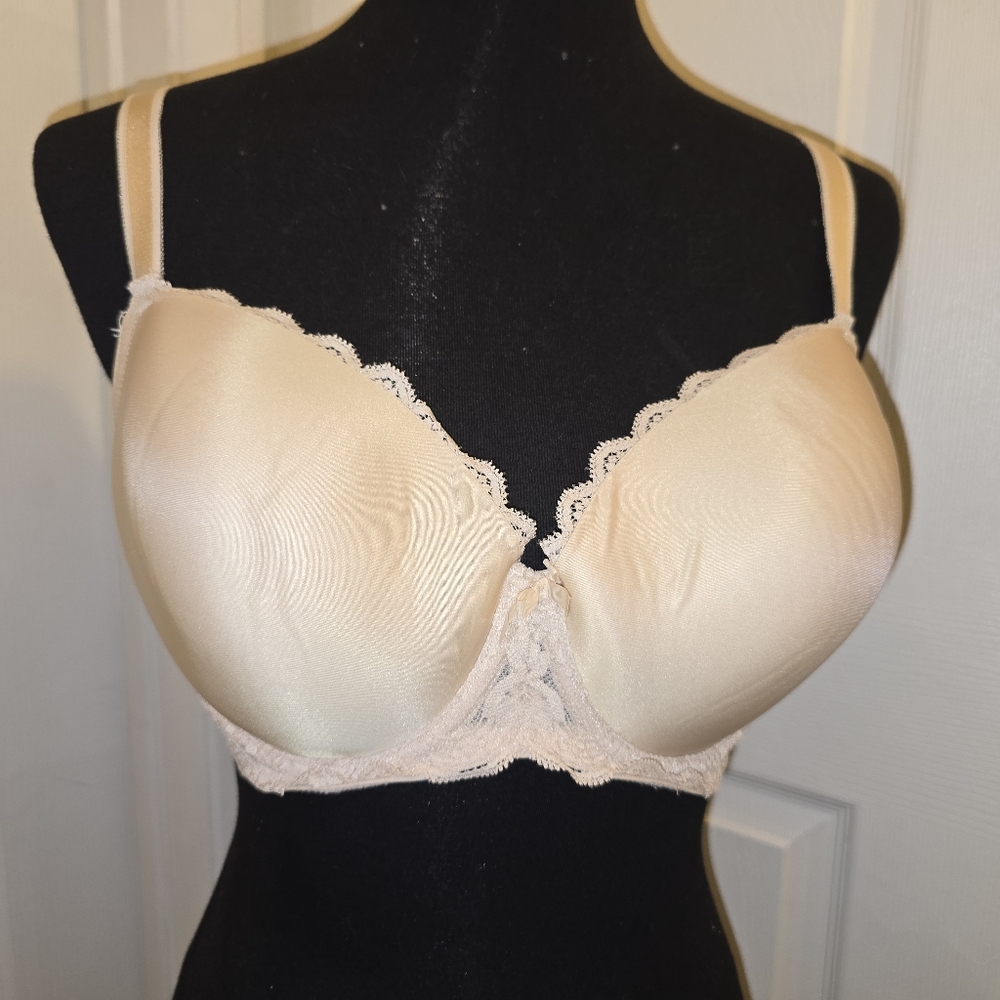 Victoria's Secret Cream Underwire Lace Convertible Bra